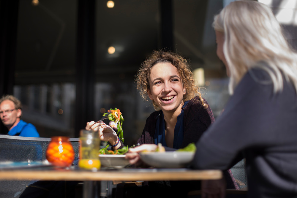 Twee vrouwen eten samen lunch focus op 1 vrouw
