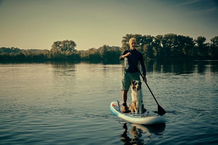 Man op supboard met hond