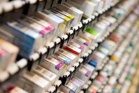 Medicijndoosjes in schappen
