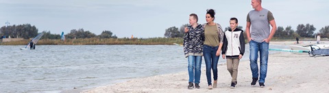 gezin loopt op strand