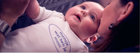 Baby met menzis romper