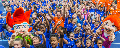 tennis kids groep kinderen in blauwe shirts