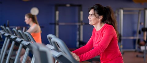 twee vrouwen op de loopband in de sportschool