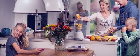 Gezin in de keuken