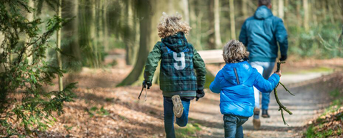 kinderen rennen in bos