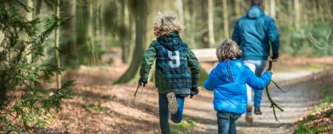 kinderen rennen in bos