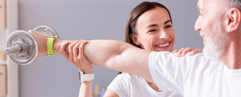 Man met halter bij fysiotherapeut