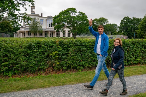 Bas van de Goor wandelend met vrouw