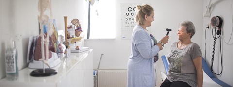 Vrouw bij oogarts