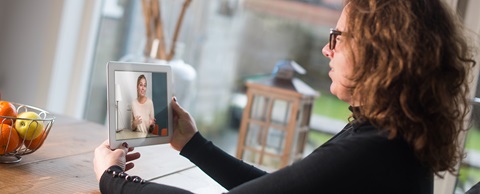 Vrouw communiceert via tablet