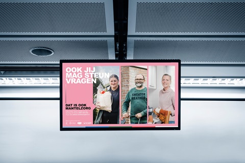 beeldscherm met de campagne Dit is ook mantelzorg van de gemeente Pekela