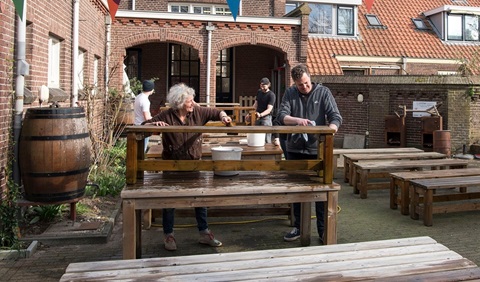 Vrijwilligers aan het werk bij buurthuis 't Huuske in Arnhem