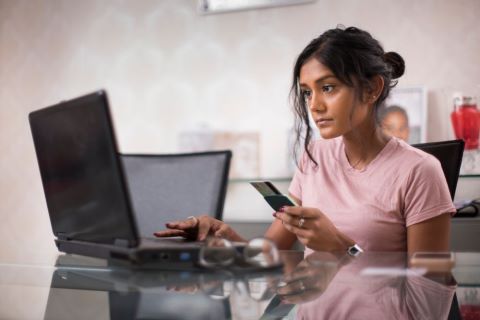 Jonge vrouw betaalt online rekening