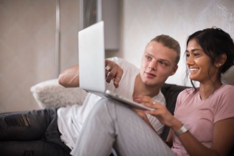 Man en vrouw achter een laptop