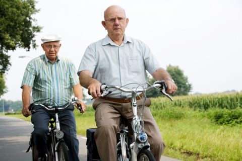 Oudere mannen op fiets