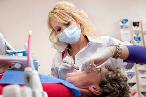 Vrouw bij de tandarts