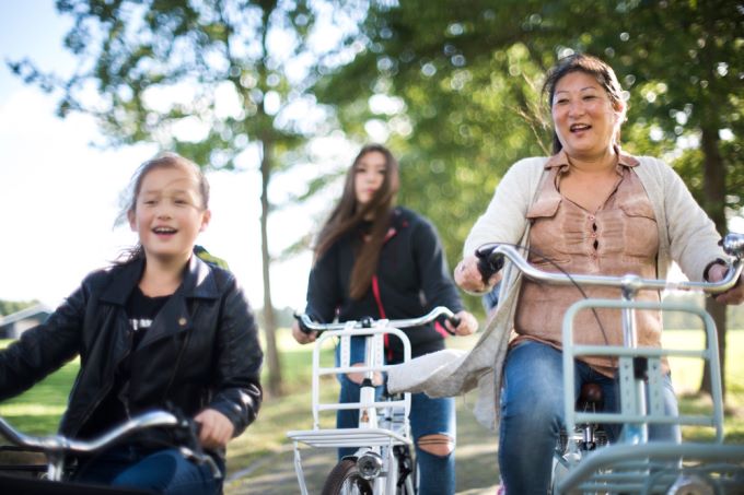 Vrouw en 2 kinderen fietsen