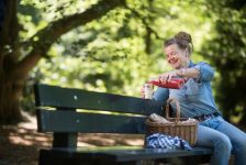 Vrouw houdt gezonde picknick in de natuur