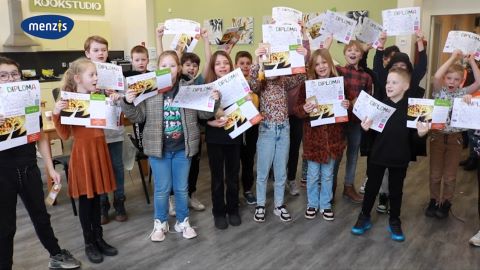 kinderen houden diploma omhoog