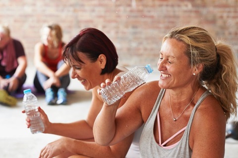 Twee vrouwen drinken uit waterfles