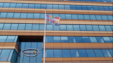 Vlag van SDG voor Menzis-gebouw in Groningen