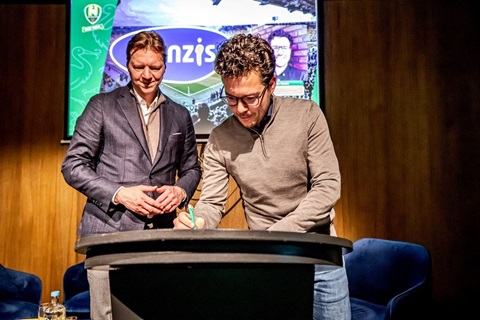 Stefan Raats ondertekent overeenkomst