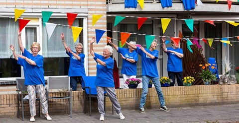 oude mensen bewegen op muziek