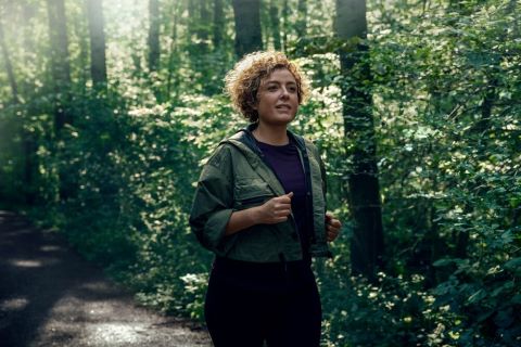 Vrouw hardloopt door bos
