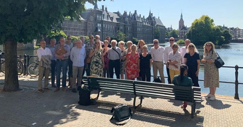 De Ledenraad staat voor Hofvijver in Den Haag