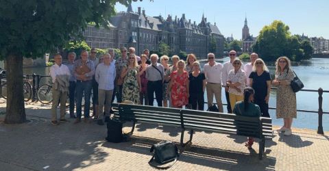 De Ledenraad staat voor Hofvijver in Den Haag