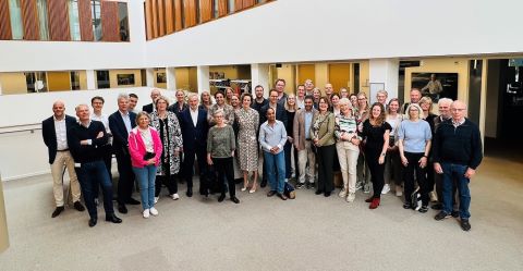 groep mensen poseren voor foto op kantoor