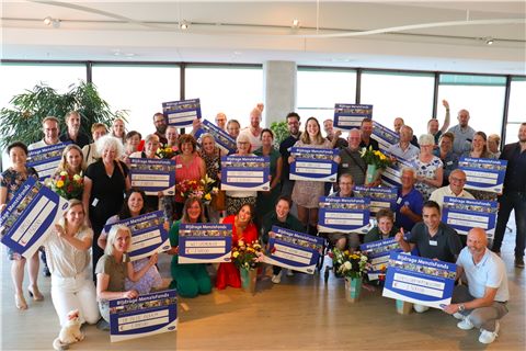 groep mensen met menzis cheque