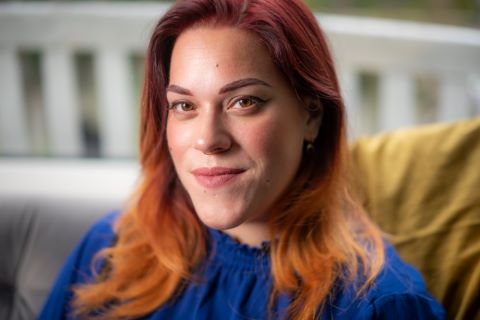 portretfoto van een vrouw die je aankijkt