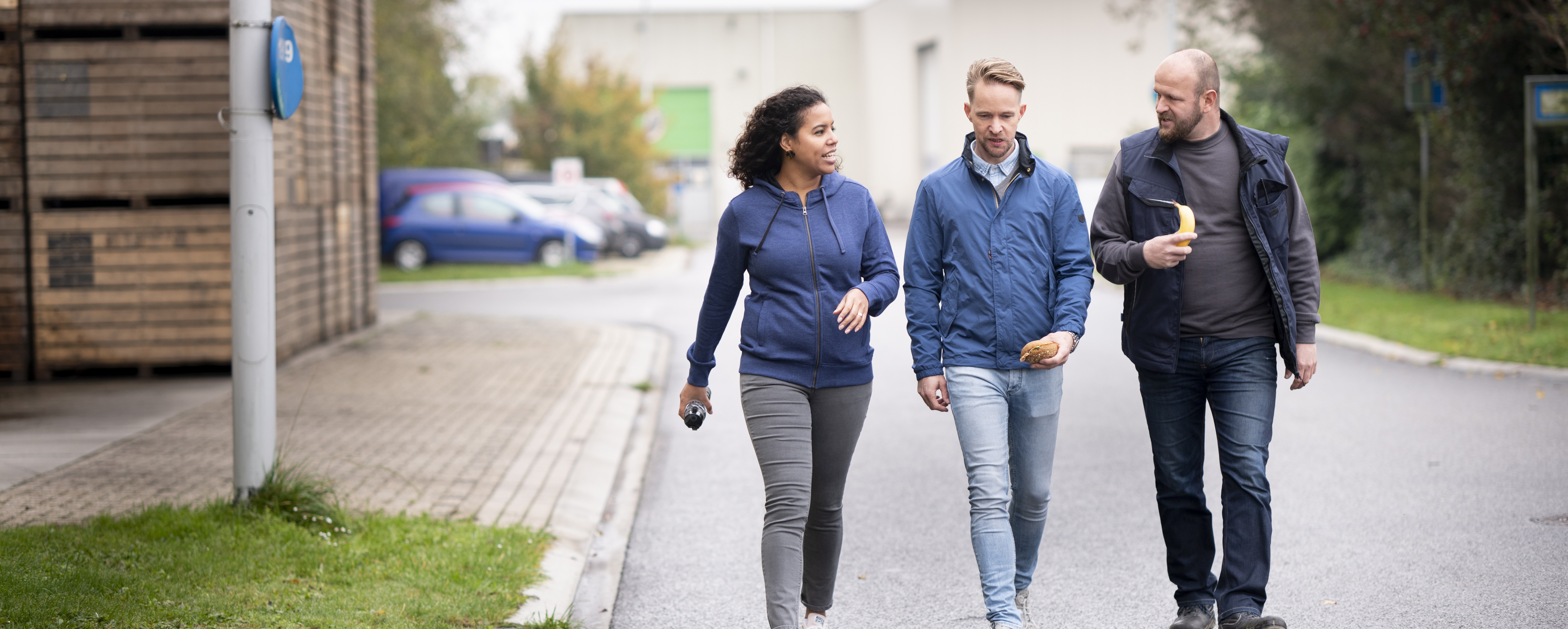 collega's wandelend