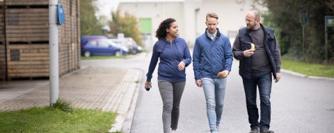 collega's wandelend
