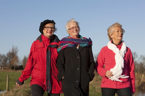 drie wandelende vrouwen