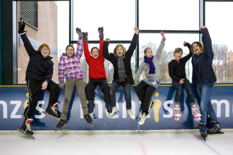 Kinderen op schaatsen springen