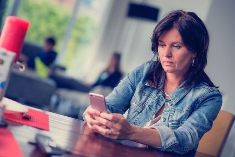 Vrouw gebruikt de app op haar mobiele telefoon