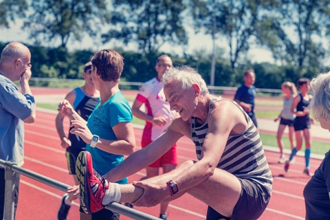 ouderen op atletiekbaan