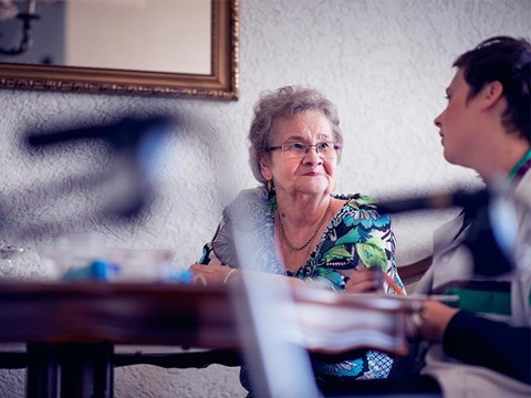 Thuiszorg in gesprek met oudere mevrouw