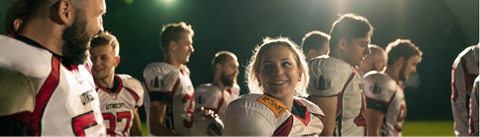 Football meisje tussen mannen