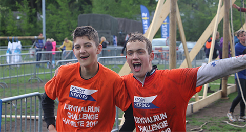 Twee jongeren na de survival run