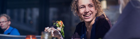 vrouw gezonde lunch lachend