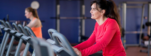 vrouwen op crosstrainer sportschool