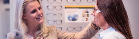 Vrouw past een bril bij de opticien