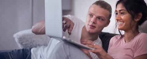 Jong stel regelt de zorgzaken op de bank vanaf de laptop