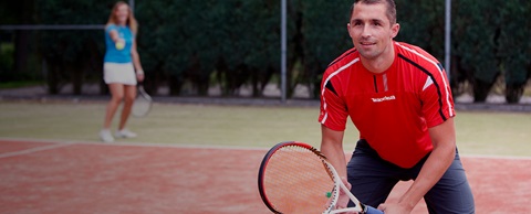 Man op de tennisbaan