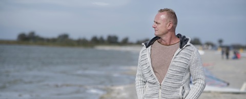man-op-strand