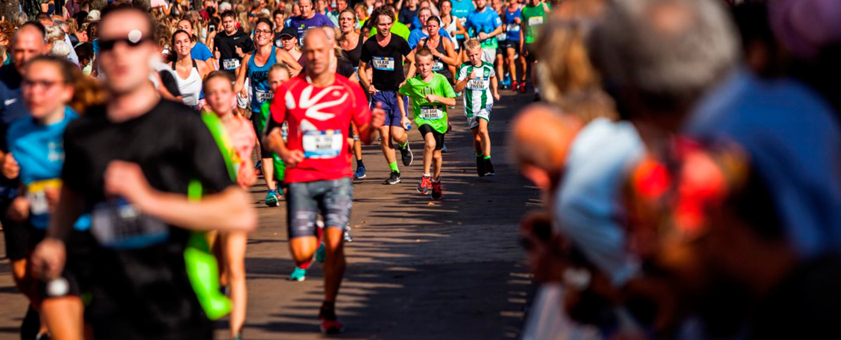 groep hardlopende personen in wedstrijd
