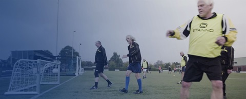 Ouderen aan het voetballen